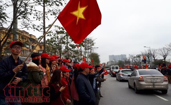 U23 Việt Nam trở về trong tiếng reo hò của người hâm mộ ảnh 7